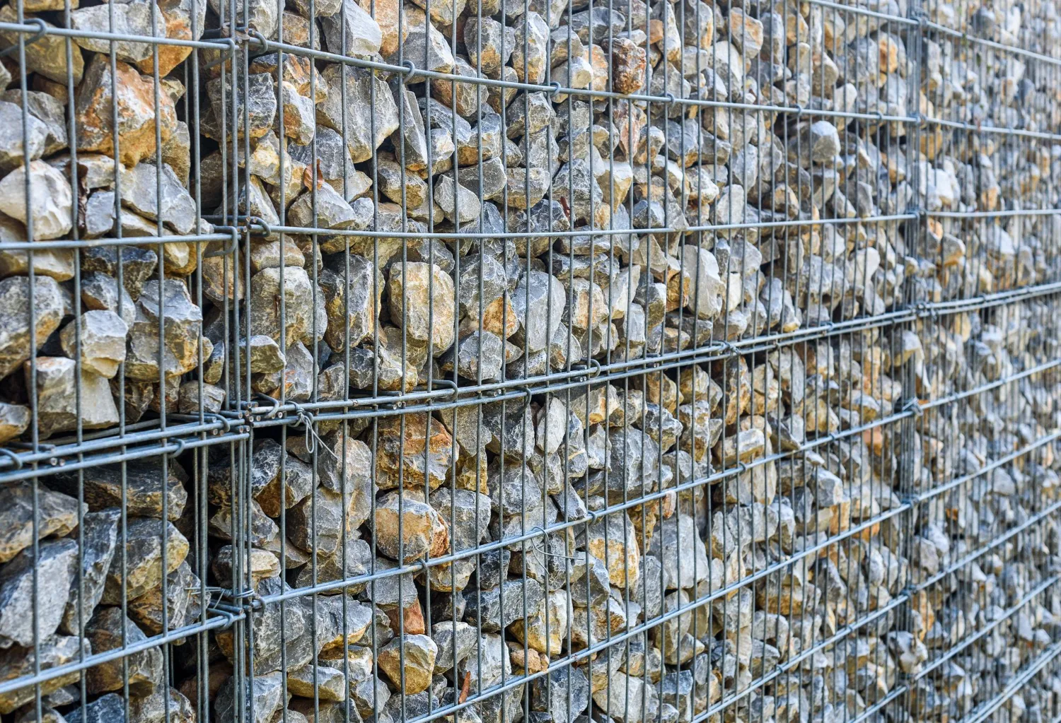 Müraisolatsioon linnaaedades gabioonseinadega – tõhus ja stiilne lahendus 1 Müraisolatsioon linnaaedades gabioonseinadega